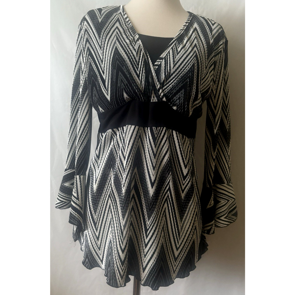 Sunny Leigh Blouse Tops Womens Size M Flared Sleeve Boho Zig black/white Strips